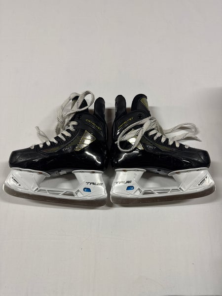 True Catalyst 7 Hockey Skates Regular Width Size 2.5 (Used)