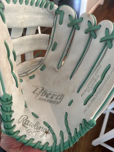 Rawlings Liberty Advanced RH Outfield Softball Glove 12.75" (Used)