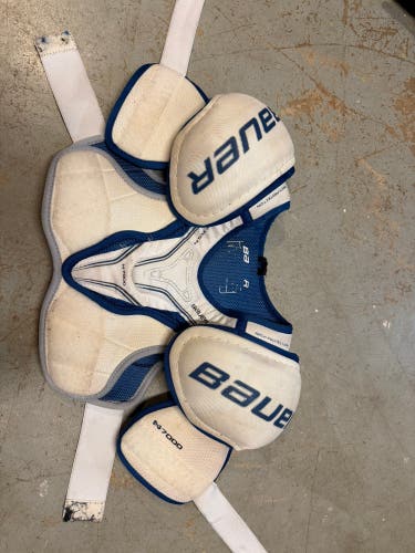 Medium/Large Youth Bauer Nexus classic Shoulder Pads (Used)