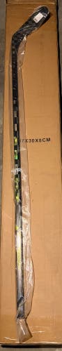 Senior Bauer AG5NT Right Handed Hockey Stick P28 77 Flex (New)