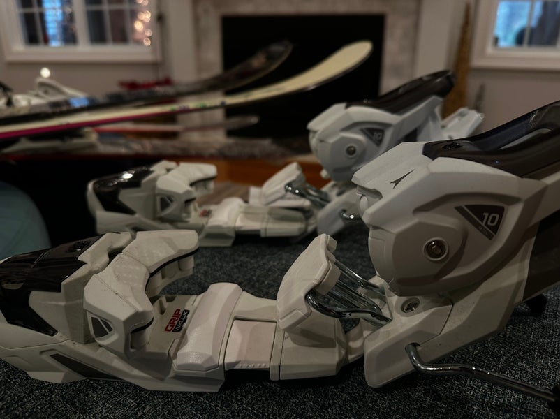 Unused Atomic M 10 GW ski bindings in white/smoke