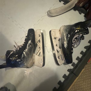 2024 Bauer Vapor Hyperlite 2 Hockey Skates Regular Width 8 (Used) marsblades holders.