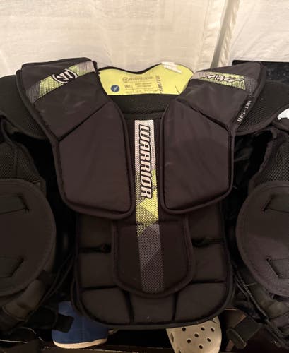 Small / Medium 2024 Warrior RITUAL X4 E Goalie Chest Protector (Used)
