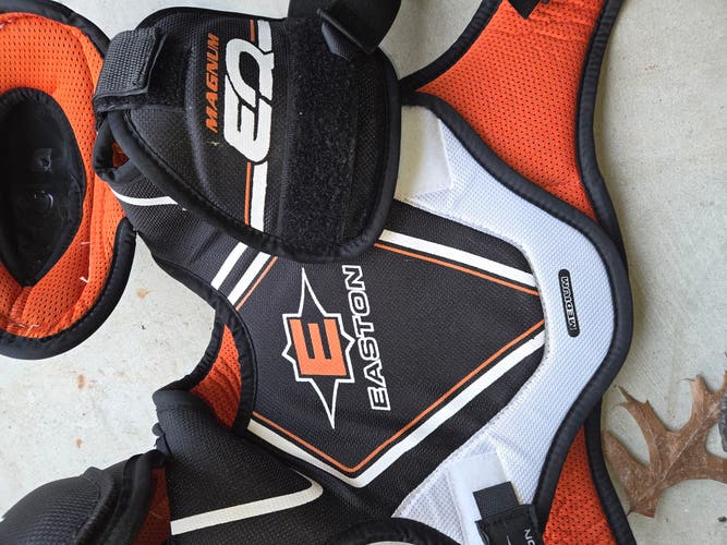 Medium Junior Easton EQ 30 Shoulder Pads (Used)