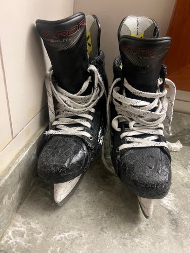 2023 Bauer Vapor Hyperlite 2 Hockey Skates Regular Width 9.5 (Used)