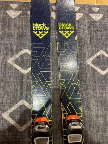 Unisex 2018 Powder 184 cm Black Crows Atris Skis With Bindings Max Din 14 (Used)