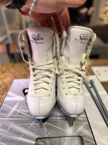 Jackson Ultima Softskate 180 Hockey Skates Regular Width Size 4 (Used)