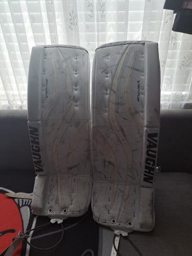 30" Vaughn Ventus LT88 Goalie Leg Pads (Used)