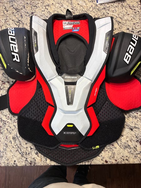 Men's Medium Senior Bauer Vapor Hyperlite Shoulder Pads (Used)