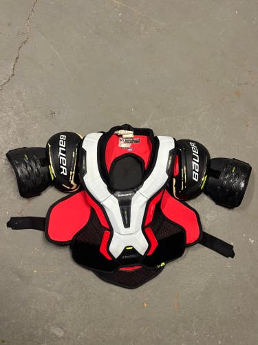 Men's Medium Intermediate Bauer Vapor Hyperlite Shoulder Pads (Used)