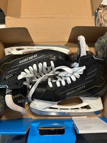 2024 Bauer Supreme M40 Hockey Skates 8.5 (Used)