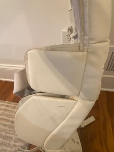 28" CCM Extreme Flex 5.5 Goalie Leg Pads (Used)