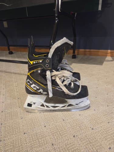 CCM Hockey Skates Regular Width 6 (Used)