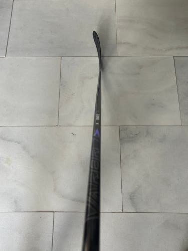 Intermediate Bauer Vapor FlyLite Right Handed Hockey Stick P28 40 Flex (Used)