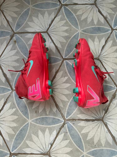 Women's 2.5Y (Big Kids / Youth) Nike Mercurial Superfly Cleats (Used)