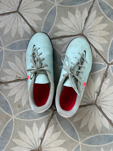 Women's 2.5Y (Big Kids / Youth) Nike Phantom gt Cleats (Used)