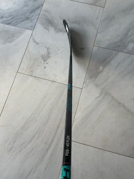 Intermediate Bauer Twitch Right Handed Hockey Stick P28 40 Flex (Used)