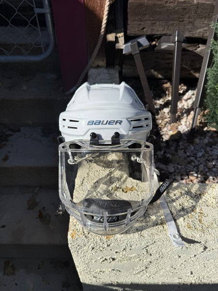 Medium Bauer Re-Akt 200 Helmet with full visor Bauer (Used)