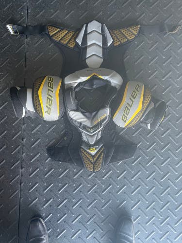 Large Senior Bauer Supreme TotalOne NXG Shoulder Pads (Used)