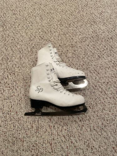CCM Figure Skates Adult 8 (Used)