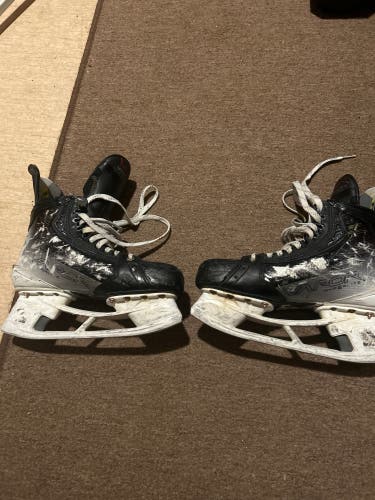 2023 Bauer Vapor Hyperlite 2 Hockey Skates Wide Width 7 (Used)