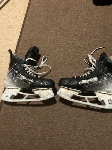 2023 Bauer Vapor Hyperlite 2 Hockey Skates Wide Width 7 (Used)