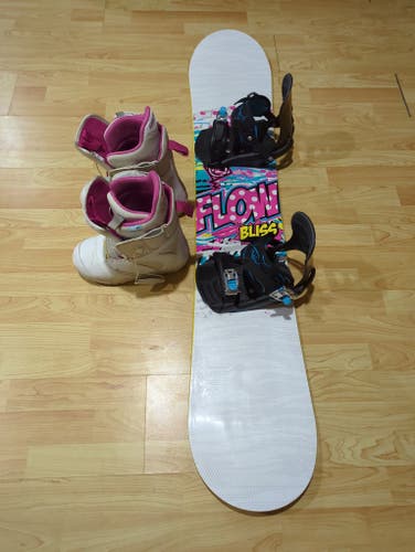 140cm Flow Bliss snowboard with Binding size Medium and boots Women us 7.
