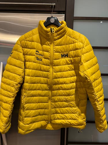 Yellow men’s large non hooded puffer