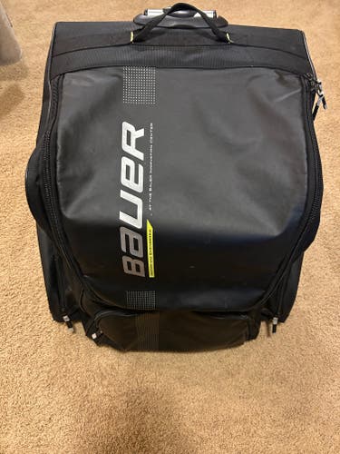 Bauer Elite Sr. Wheeled Hockey Bag