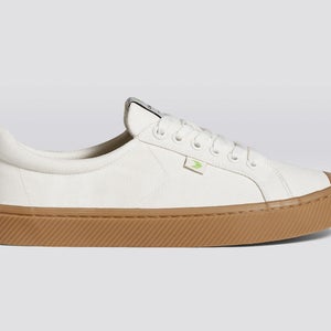 Cariuma OCA Low Sneaker Women's 8.5 Off-White Gum Canvas Lifestyle Shoes HAWK459