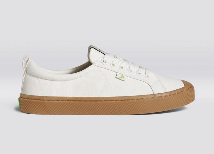 Cariuma OCA Low Sneaker Women's 8.5 Off-White Gum Canvas Lifestyle Shoes HAWK459