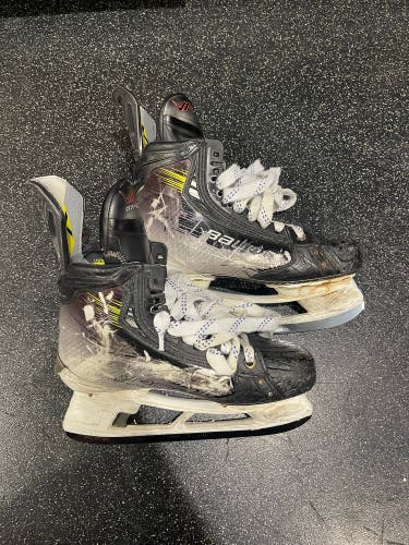 2023 Bauer Vapor Hyperlite 2 Hockey Skates Regular Width 7.5 (Used)