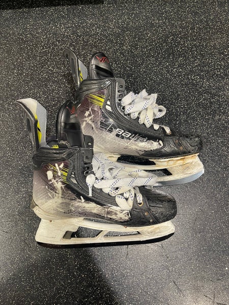 2023 Bauer Vapor Hyperlite 2 Hockey Skates Regular Width 7.5 (Used)