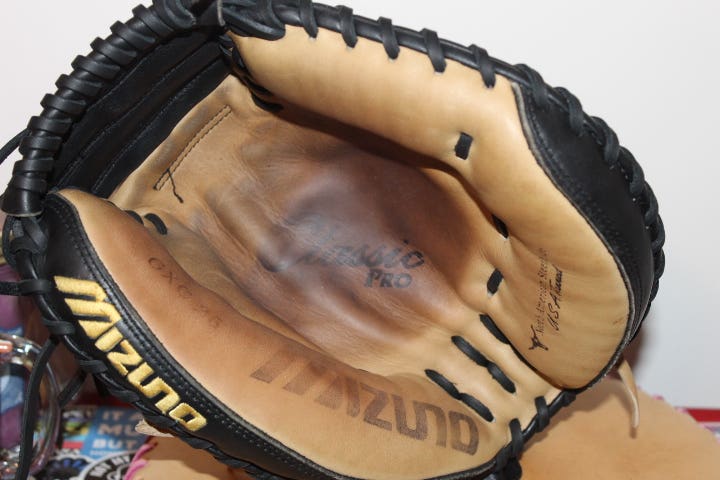 Mizuno RH Catcher's Classic Pro Baseball Glove 34" (Used)
