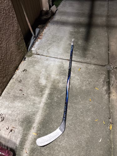 Intermediate Bauer Vapor FlyLite Right Handed Hockey Stick P92 65 Flex (Used)