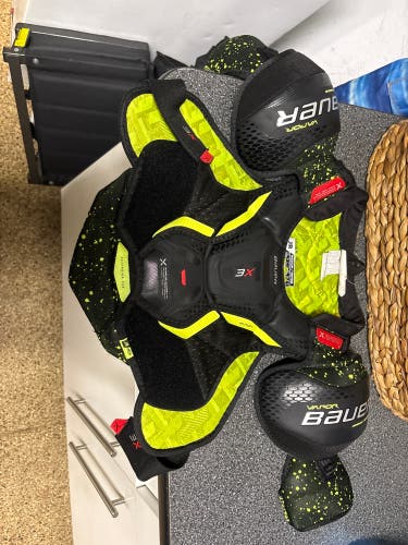 Men's Medium Junior Bauer Vapor 3X Shoulder Pads (Used)