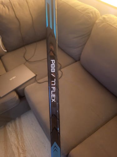 Blue /teal not stock color. Senior Bauer Pulse Right Handed Hockey Stick P88 77 Flex (New)