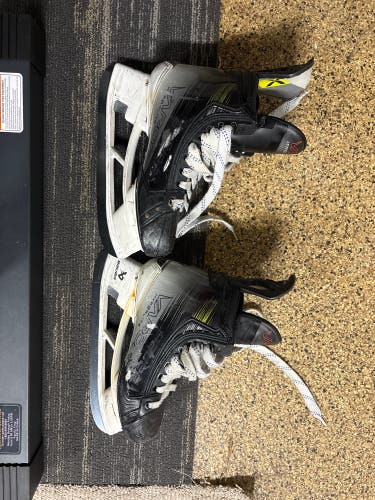 2023 Bauer Vapor Hyperlite 2 Hockey Skates 8 (Used)