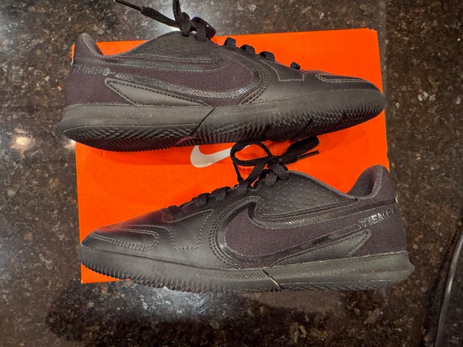 Nike Tiempo JR Legend 7 Club IC Indoor Soccer Shoes Black Size 2.5Y Used DA1332001