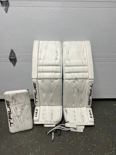 34 + 2 Pro True L12.2  Goalie pad’s & blocker
(Almost New)