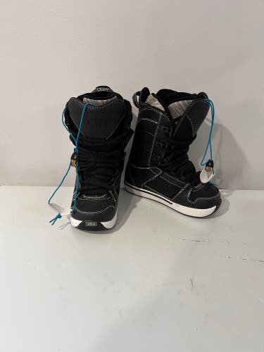 Snowboard Boots: Women's Size M 7.0 (W 8.0) Nitro Snowboard Boots (Used)