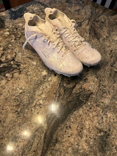 White Men's Size M 9.5 (W 10.5) Under Armour Spotlight Low Top (Used)