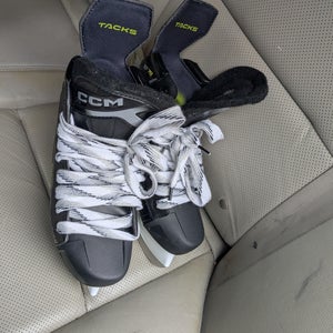CCM Tacks XF 70 Hockey Skates Wide Width Size 4.5 (Used)