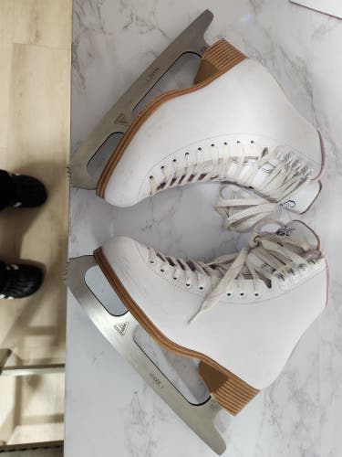 Jackson Ultima Figure Skates Adult 8 (Used)