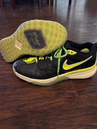 Men's Size M 10.5 (W 11.5) Nike Low Top Turf Cleats (Used)