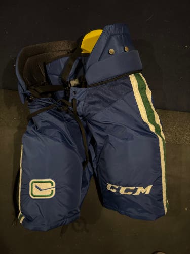 Senior Medium CCM HPTK Hockey Pants - like new