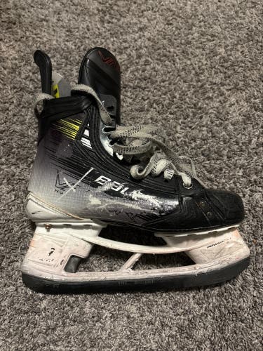 2023 Bauer Vapor Hyperlite 2 Hockey Skates Regular Width 6 (Used)