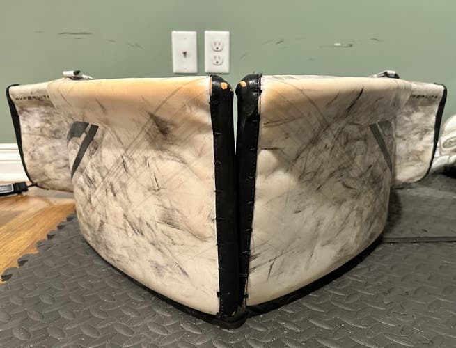 35" 2024 Bauer Vapor Hyperlite 2 Goalie Leg Pads Pro Stock (Used)