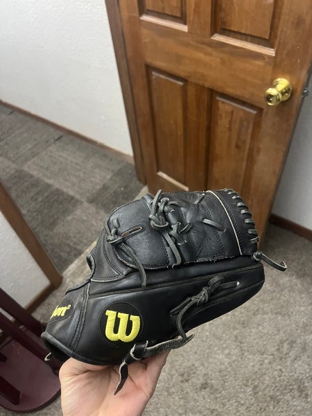 2022 Wilson A2000 RH Pitcher's Baseball Glove 11.75" (Used)