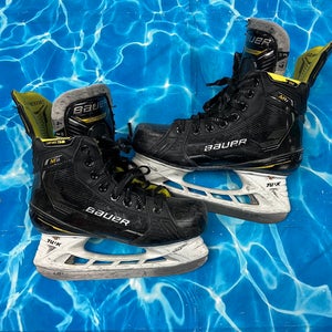 Intermediate Bauer Supreme M4 Hockey Skates Size 4.5 (Used)